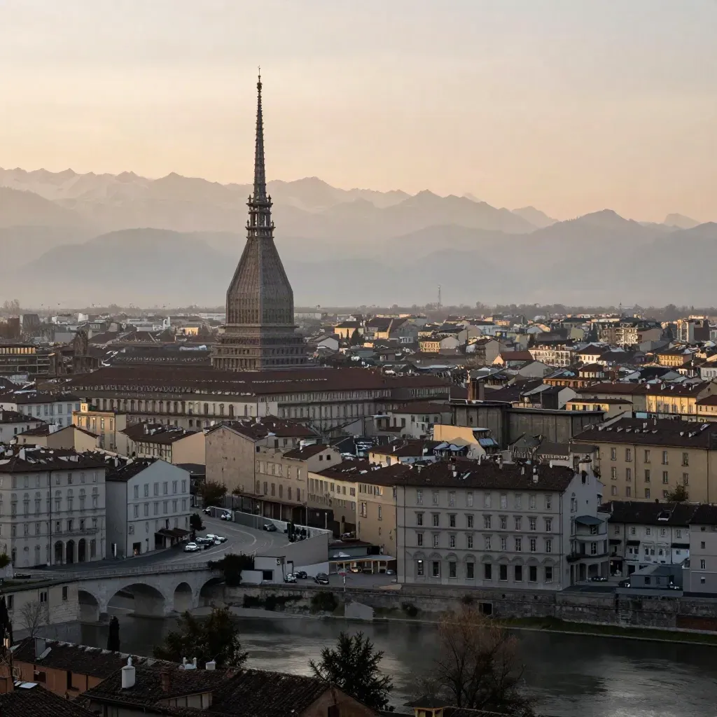 Panorama di Torino al tramonto con la Mole e le Alpi nella foschia